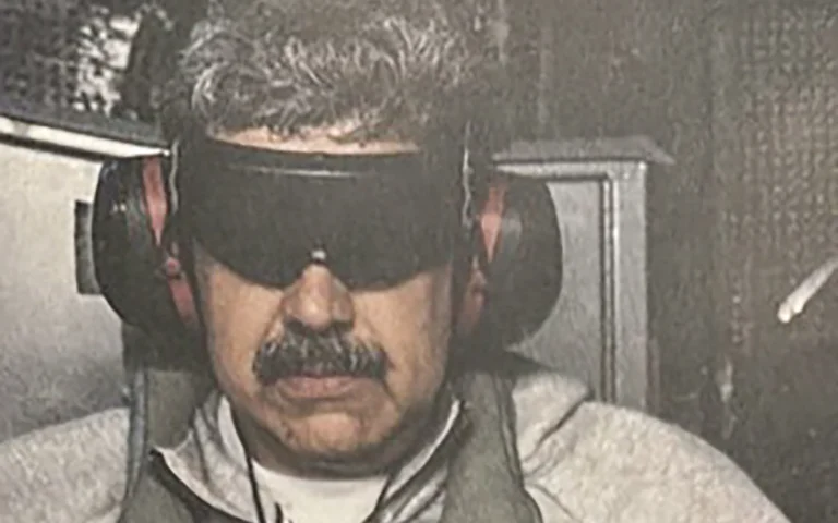 الرئيس الفنزويلي نيكولاس مادورو بعد اعتقاله (أ ف ب)