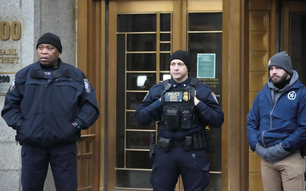 رجال الأمن خارج محكمة دانيال باتريك موينيهان الفيدرالية (أ ف ب)