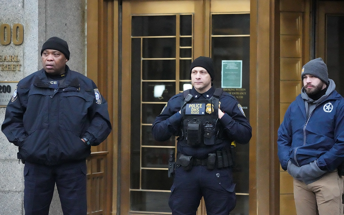 رجال الأمن خارج محكمة دانيال باتريك موينيهان الفيدرالية (أ ف ب)