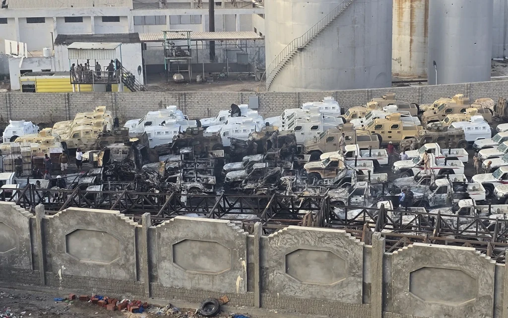 مركبات عسكرية متضررة بعد غارة جوية نفذها التحالف في ميناء المكلا (أ ف ب)