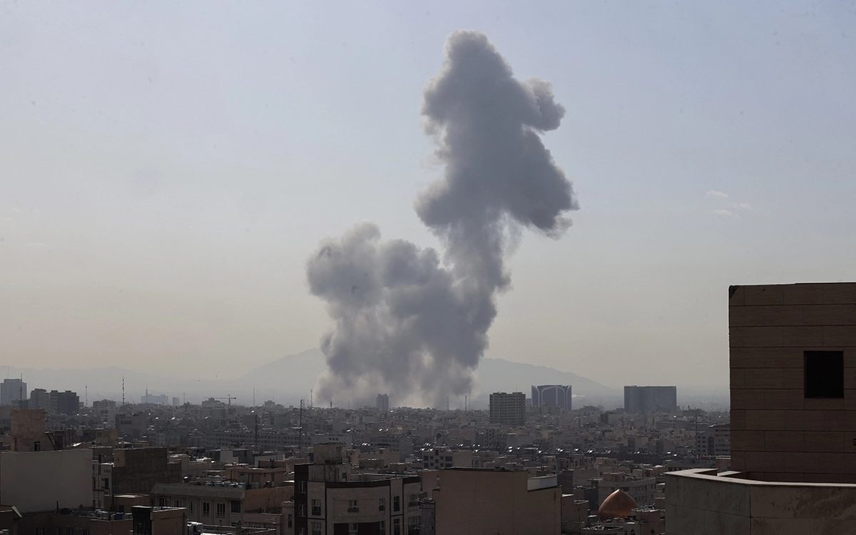 أعمدة الدخان تتصاعد وسط طهران جراء القصف (أ ف ب)