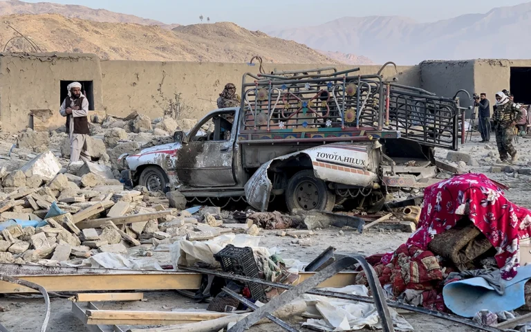 رجال أفغان يبحثون عن ضحايا بعد غارة جوية باكستانية ليلية (أ ف ب)