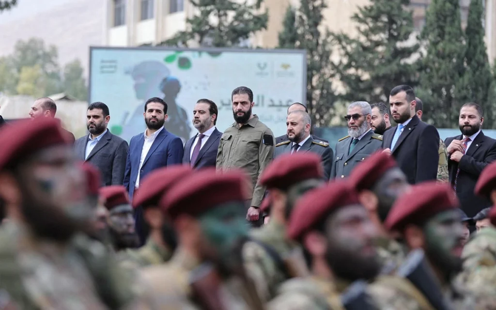 أحمد الشرع يتابع عرضاً عسكرياً خلال الاحتفال بذكرى سقوط نظام الأسد (أ ف ب)