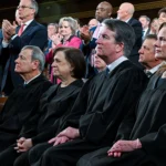 القضاة جون روبرتس وإيلينا كاغان وبريت كافانو وإيمي كوني باريت يتابعون خطاب حالة الاتحاد (أ ف ب)