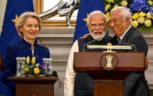 مودي يعانق أنطونيو كوستا بحضور أورسولا فون دير لاين بعد الاتفاق التجاري بينهما (أ ف ب)