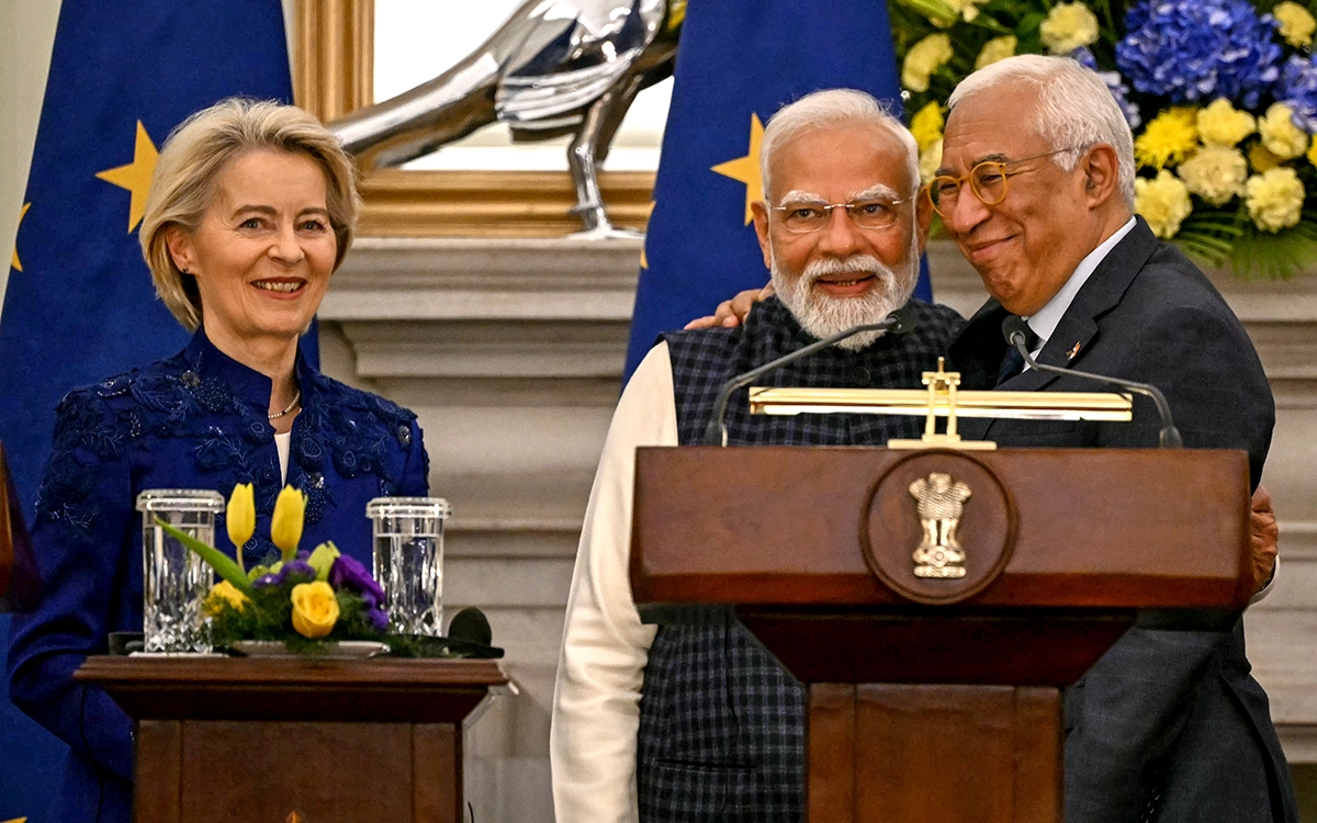 مودي يعانق أنطونيو كوستا بحضور أورسولا فون دير لاين بعد الاتفاق التجاري بينهما (أ ف ب)