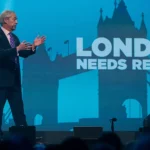 نايجل فاراج يلقي كلمة خلال تجمع حزبي في لندن (أ ف ب)