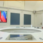 بوتين متحدثا مع الرئيس الصيني عن بعد (أ ف ب)