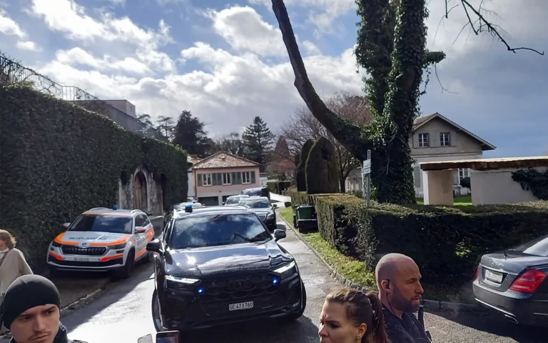 الوفد الأمريكي يغادر مقر إقامة سفير سلطنة عمان في جنيف (أ ف ب)