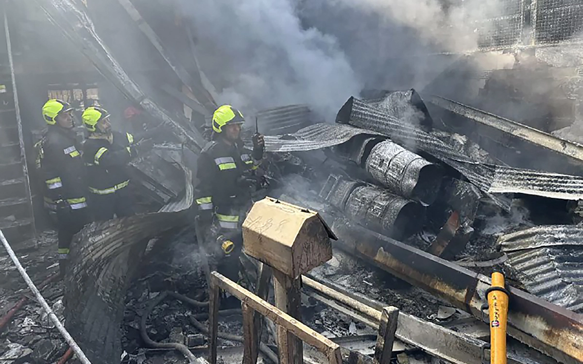 رجال الإطفاء في مكان تحطم الطائرة (أ ف ب)