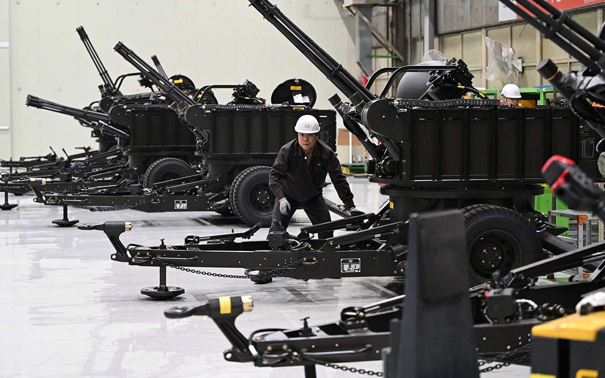 مهندس كوري جنوبي يتفقد مدفعاً مضاداً للطائرات في مصنع هانوا في تشانغوون (أ ف ب)