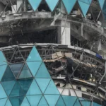 برج متضرر بعد استهداف إيراني في البحرين (أ ف ب)