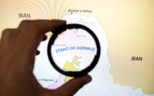 خريطة تُظهر مضيق هرمز وأهميته الاستراتيجية (أ ف ب)