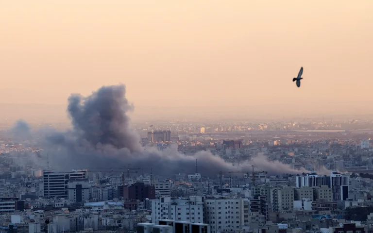 تصاعد الدخان عقب غارة جوية على العاصمة الإيرانية طهران (أ ف ب)
