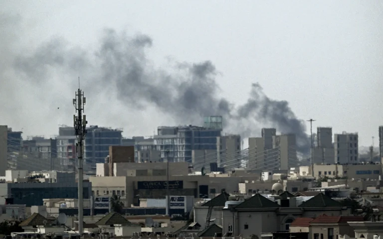 تصاعد دخان في الدوحة بعد اسقاط صواريخ إيرانية (أ ف ب)