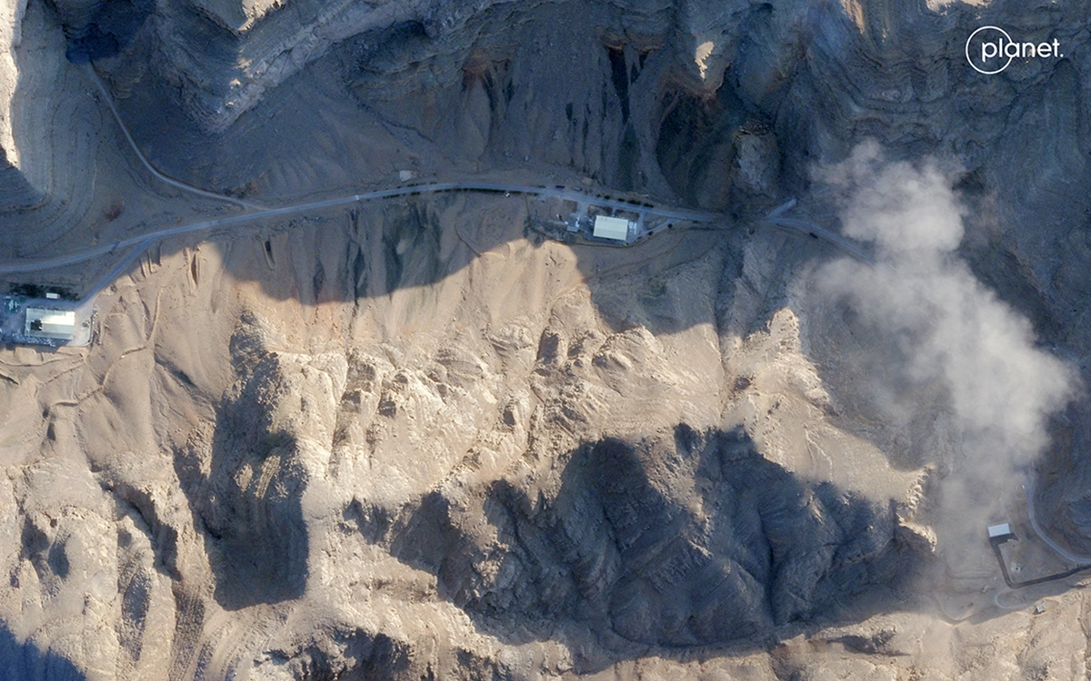 صورة التقطها قمر صناعي تُظهر منصات إطلاق صواريخ في قاعدة صواريخ بوسط إيران (أ ف ب)