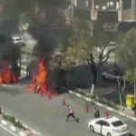 لقطة تظهر احتراق سيارات ودراجة نارية عقب استهدافها وسط طهران (أ ف ب)