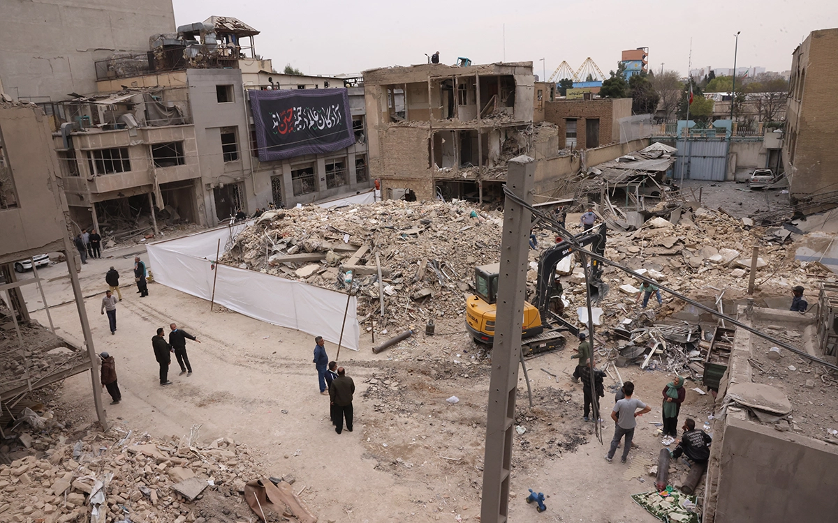 حي سكني متضرر عقب ضربة عسكرية على طهران (أ ف ب)