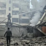 فرق الإطفاء في موقع غارة إسرائيلية على الضاحية الجنوبية (أ ف ب)