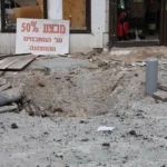 شظايا صاروخ إيراني وسط تل أبيب (أ ف ب)