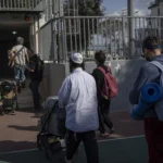 إسرائليون يتجهون نحو أحد الملاجئ بعد دوي صفارات الإنذار في تل أبيب (أ ف ب)