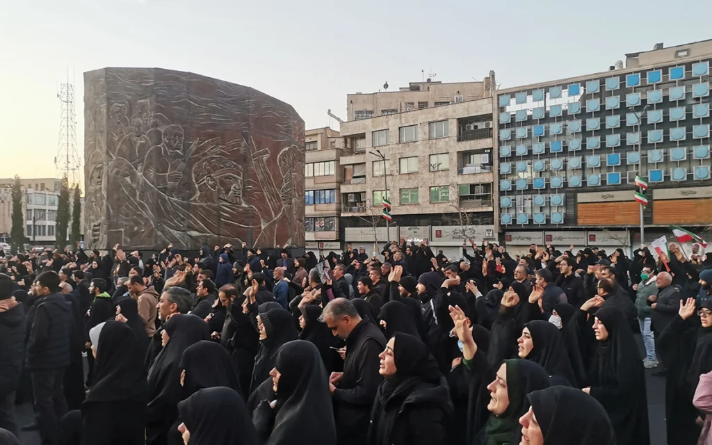 حشود إيرانية تخرج في مظاهرات بعد مقتل خامنئي (أ ف ب)