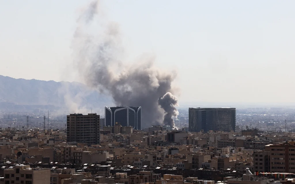 دخان متصاعد بعد ضربة صاروخية لطهران (أ ف ب)
