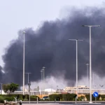 دخان يتاصعد بعد اعتراض سابق لمسيرة إيران فوق أبوظبي (أ ف ب)