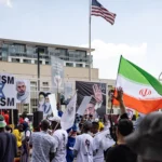 متظاهرون أمام القنصلية الأمريكية في جوهانسبرغ احتجاجاً ضد حرب إيران (أ ف ب)