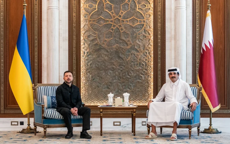 أمير قطر وزيلينسكي خلال زيارته للمنطقة (أ ف ب)