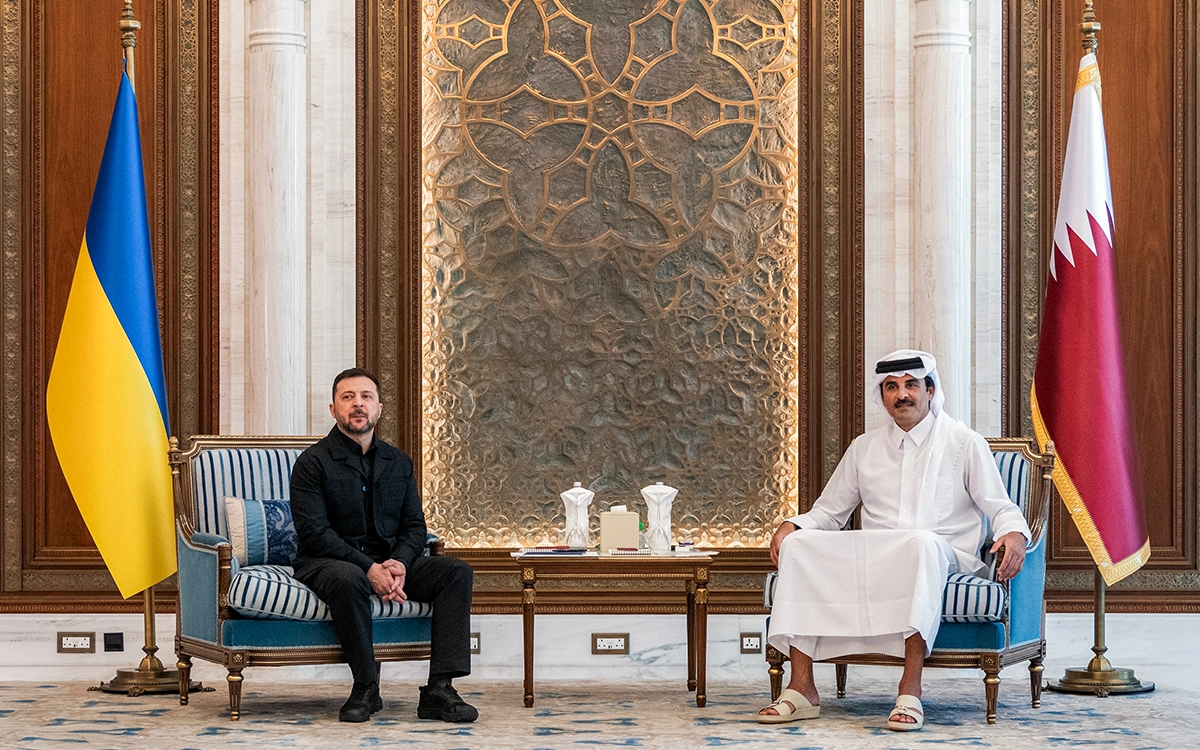 أمير قطر وزيلينسكي خلال زيارته للمنطقة (أ ف ب)