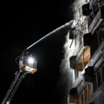 رجال الإنقاذ يُخمدون حريقاً اندلع في مبنى سكني عقب هجمات روسية في زابوروجيا (أ ف ب)