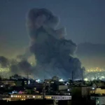 تصاعدت أعمدة الدخان عقب ضربات صاروخية في طهران (أ ف ب)