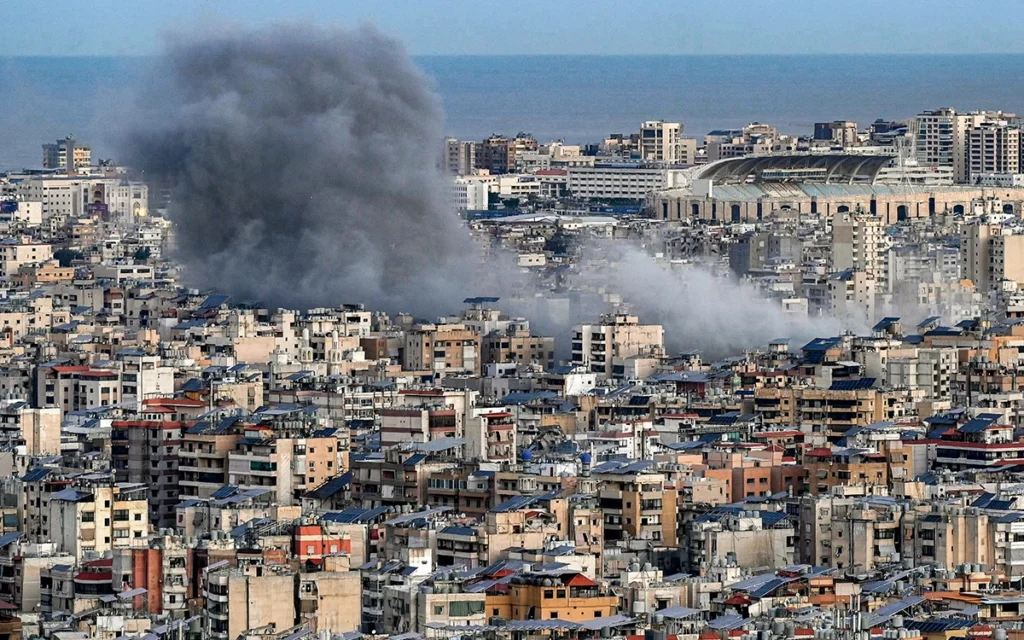 دخان متصاعد من جنوب لبنان بعد ضربة إسرائيلية (أف ب)