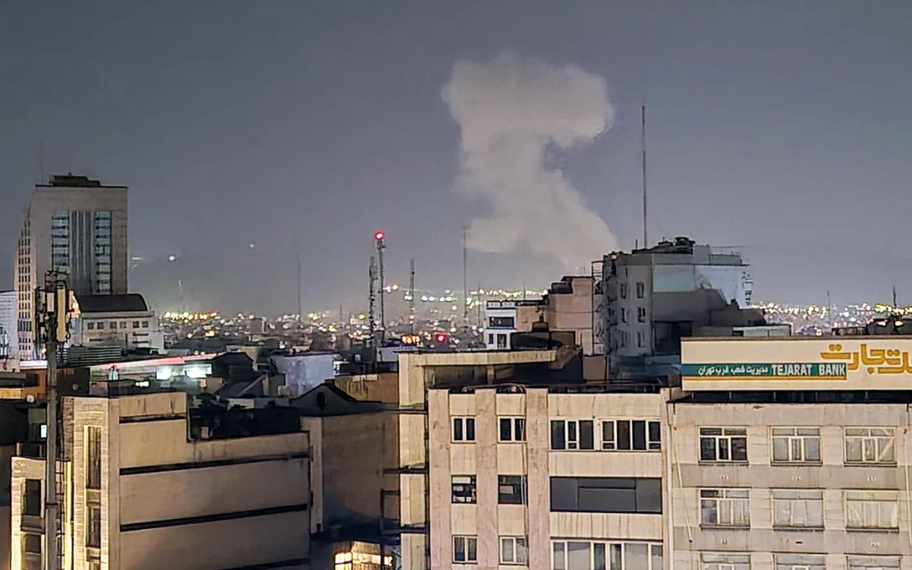 الدخان يتصاعد بعد غارة إسرائيلية على طهران (أ ف ب)