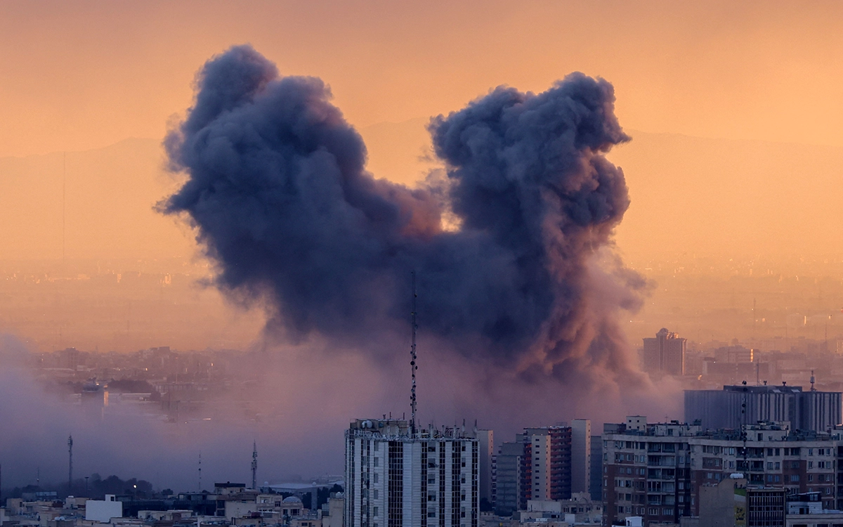 سحابة من الدخان عقب غارة جوية على طهران (أ ف ب)