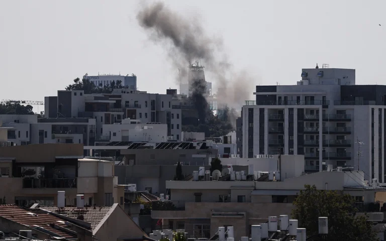 دخان متصاعد في تل ابيب (أ ف ب)