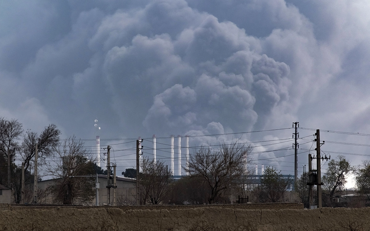 دخان متصاعد في وسط طهران بعد ضربات أمريكية (أ ف ب)