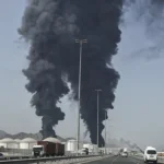 دخان متصاعد من ميناء الفجيرة بعد اسقاط مسيرة إيرانية (أ ف ب)