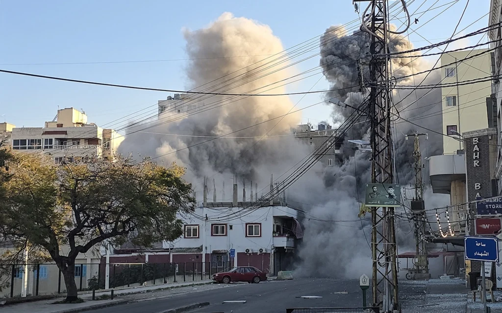غارة جوية إسرائيلية في مدينة صور الساحلية الجنوبية للبنان (أ ف ب)