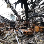 أضرار في مركز لخدمة السيارات بعد ضربة صاروخية شرقي طهران (أ ف ب)