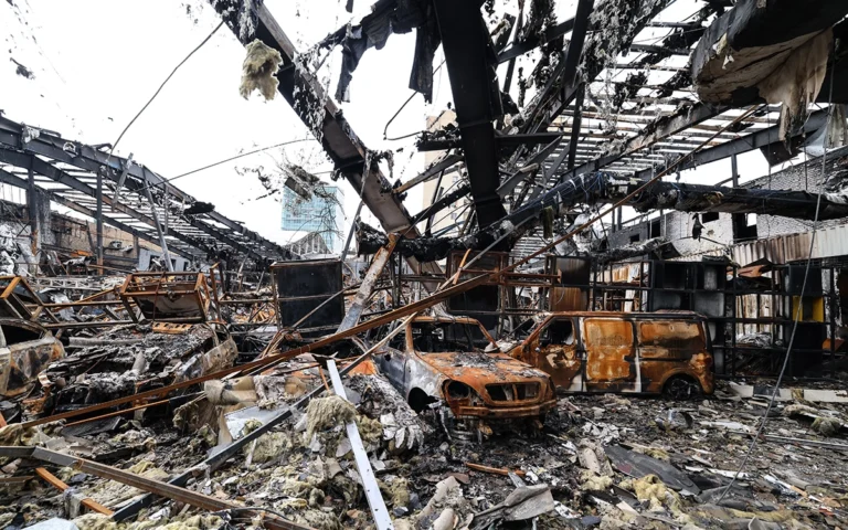 أضرار في مركز لخدمة السيارات بعد ضربة صاروخية شرقي طهران (أ ف ب)