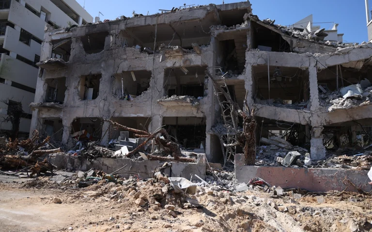 من موقع هجوم إيراني وسط إسرائيل (أ ف ب)