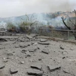 من موقع غارة إسرائيلية استهدفت جسر القاسمي جنوبي لبنان(أ ف ب)