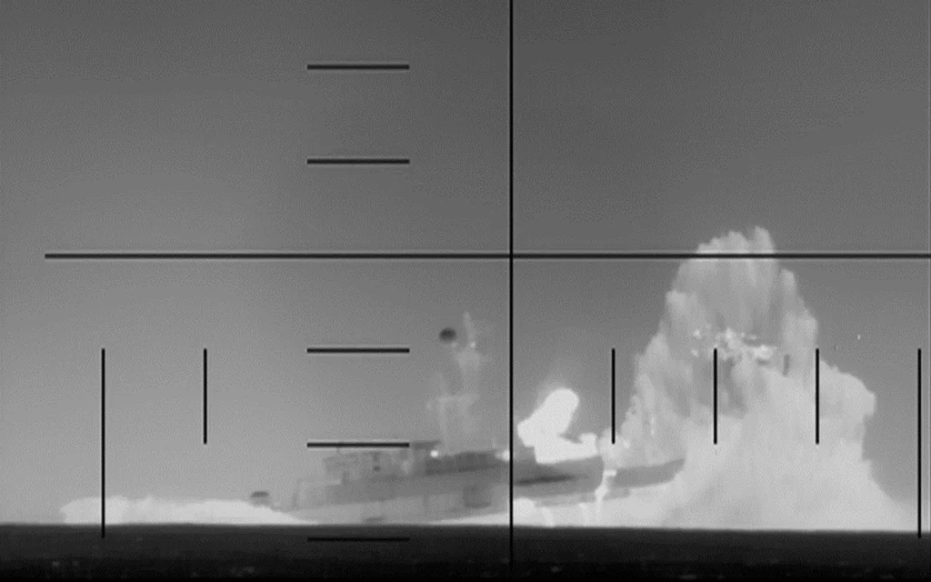 صورة نشرتها وزارة الحرب تُظهر تعرض السفينة الحربية الإيرانية للضرب