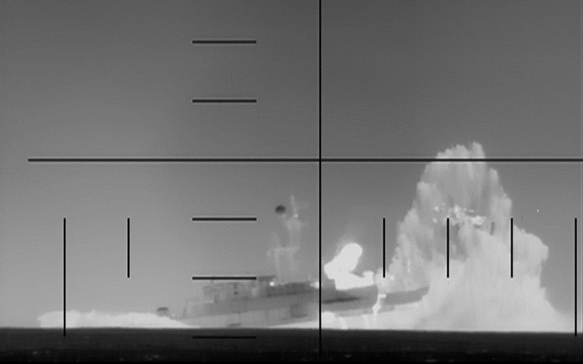 صورة نشرتها وزارة الحرب تُظهر تعرض السفينة الحربية الإيرانية للضرب