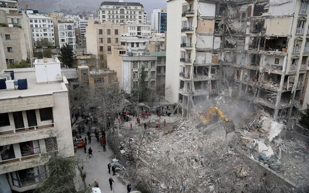 من موقع غارة إسرائيلية على وسط طهران (أ ف ب)