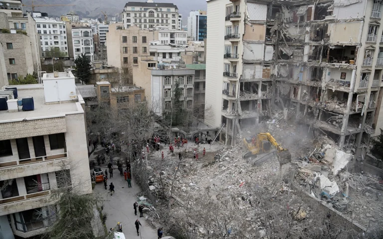 من موقع غارة إسرائيلية على وسط طهران (أ ف ب)