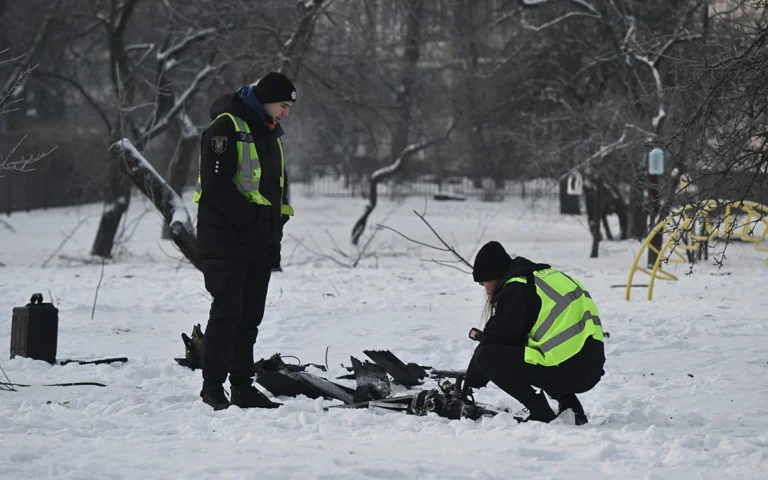خبراء أوكرانيون يفحصون حطام طائرة مسيّرة بعد هجوم روسي في كييف (أ ف ب)