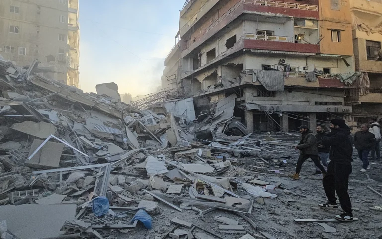 الأضرار التي لحقت بموقع غارة جوية إسرائيلية استهدفت مكاتب مؤسسة القرض الحسن في مدينة صور اللبنانية (أ ف ب)